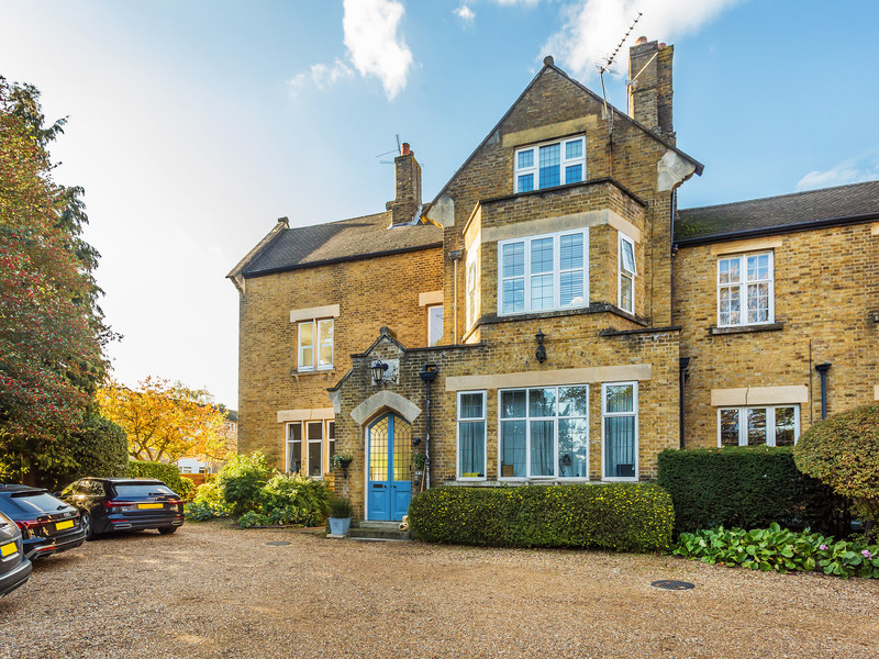 3 Bed Apartment For Sale in Weybridge